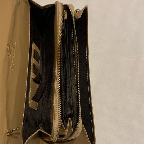 Elegant Gold Quilted Clutch - Picture 4 of 9